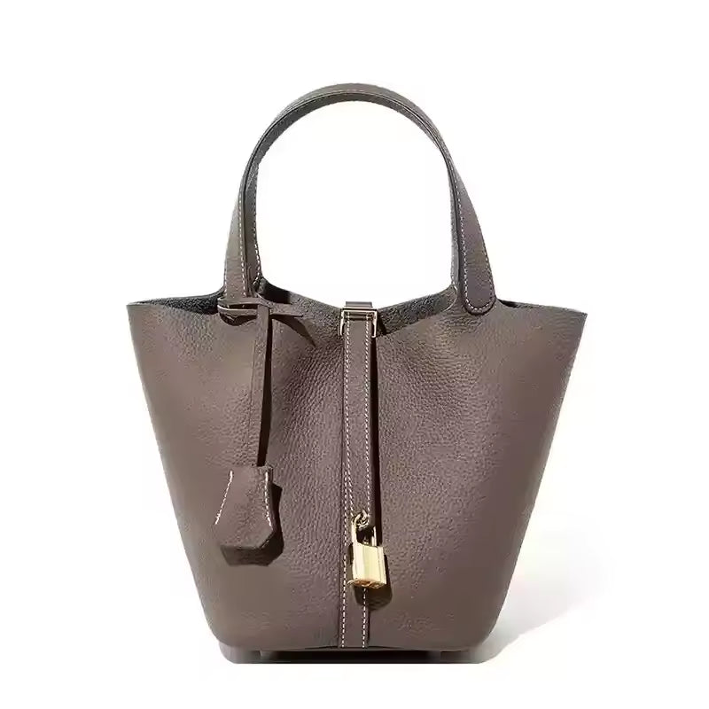 Aura | Bolso cubo de cuero con candado dorado