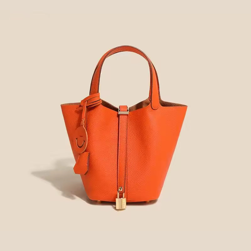 Aura | Bolso cubo de cuero con candado dorado