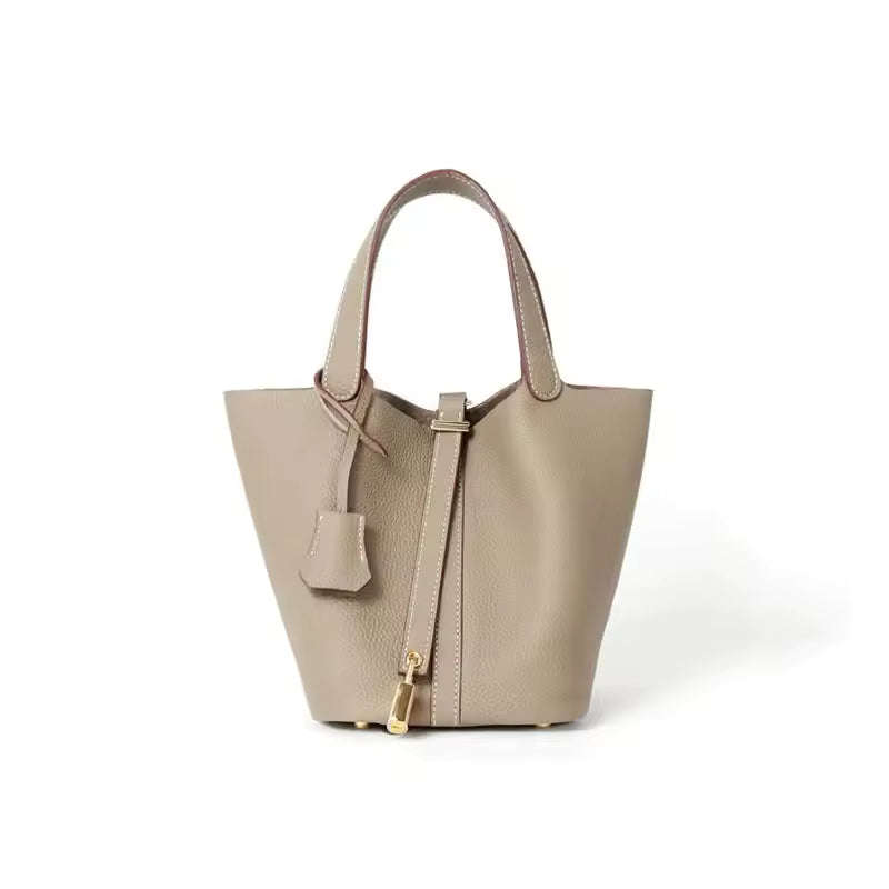 Aura | Bolso cubo de cuero con candado dorado