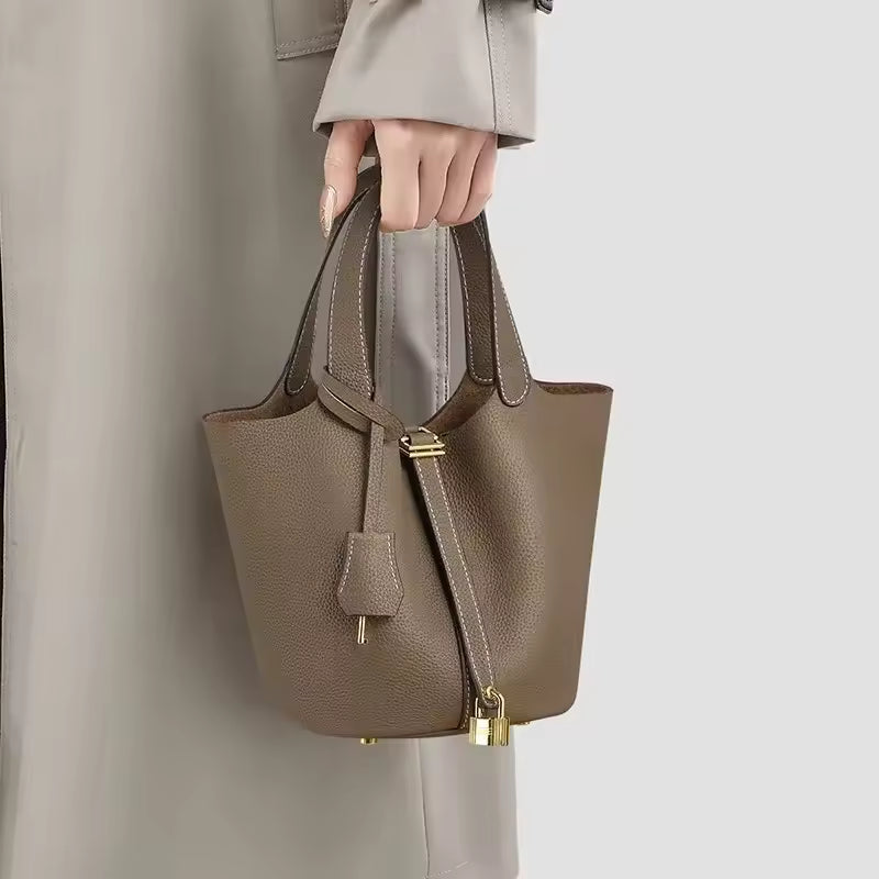 Aura | Bolso cubo de cuero con candado dorado