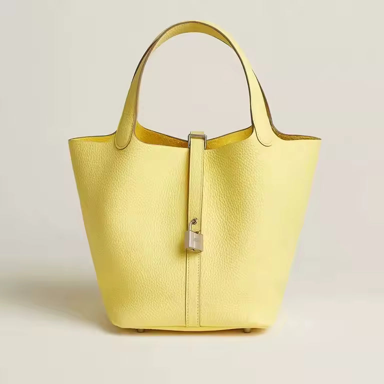 Aura | Bolso cubo de cuero con candado dorado