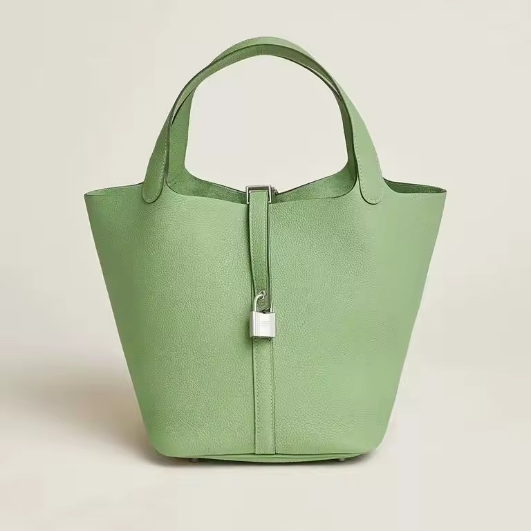 Aura | Bolso cubo de cuero con candado dorado