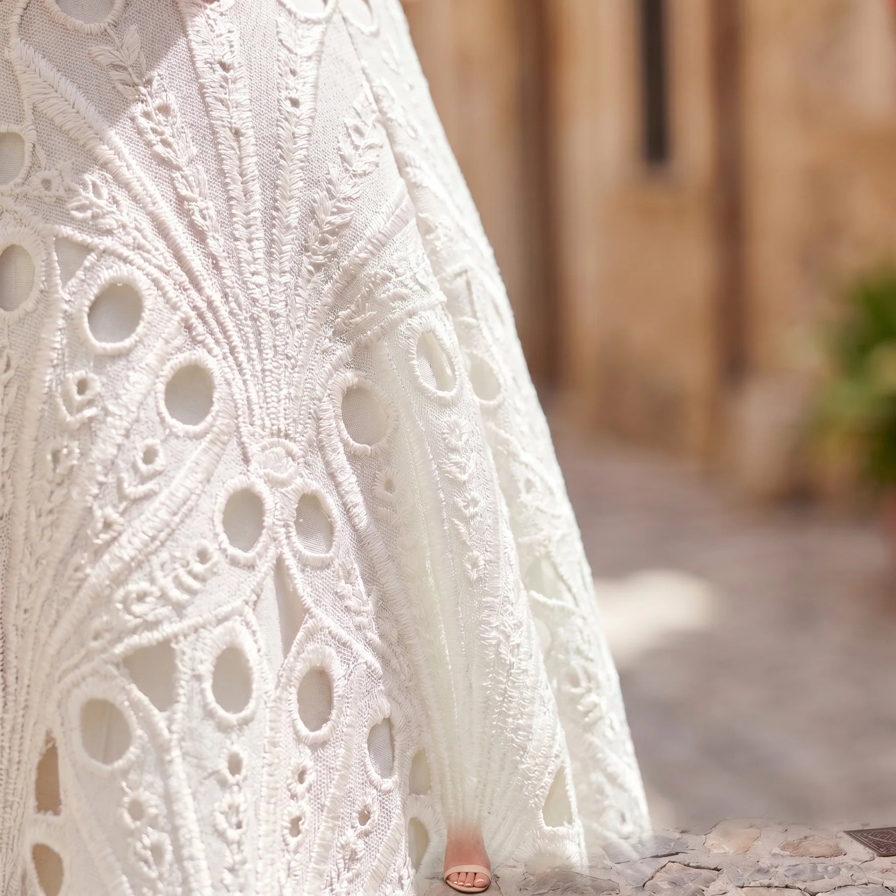 Paola | Sofisticado vestido midi de encaje con cuello alto